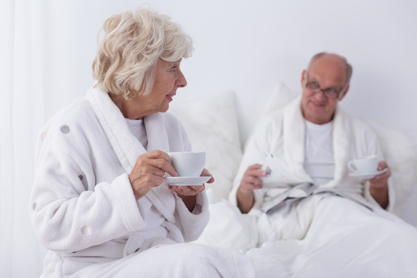 Senior lovers in bedroom - Φωτογραφία, εικόνα