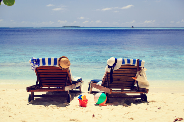 Два стула на тропическом песчаном пляже
 - Фото, изображение