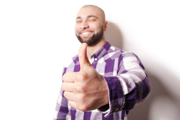 bearded man showing thumb up - Фото, изображение
