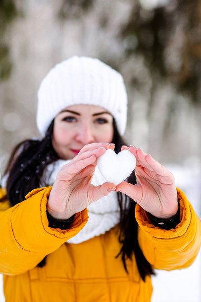 Srdce ze sněhu v rukou dívky - Fotografie, Obrázek