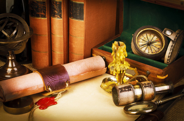 Oude boeken, kaars, spyglass, oude scroll met rode lakzegel, vintage kompas. Avontuurlijke verhalen achtergrond. Retro stijl. - Foto, afbeelding