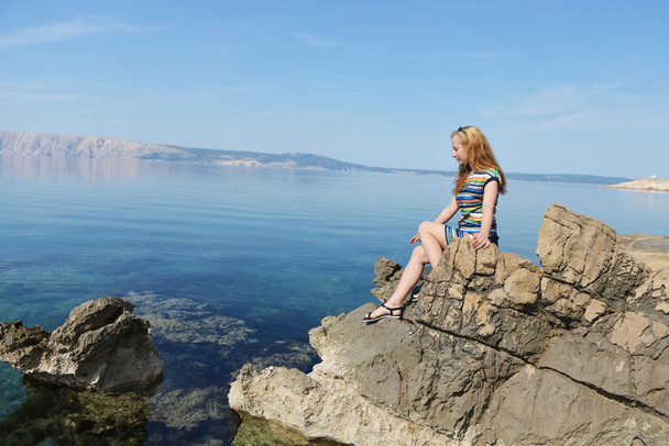 woman looking at sea - Фото, изображение