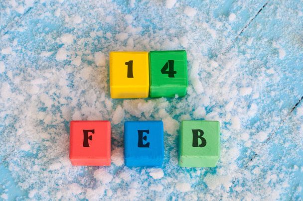 Ημέρα του Αγίου Βαλεντίνου. Ημερολόγιο ημερομηνία στο χρώμα ξύλινων κύβων με σήμανση ημερομηνίας της 14 του Φεβρουαρίου - Φωτογραφία, εικόνα