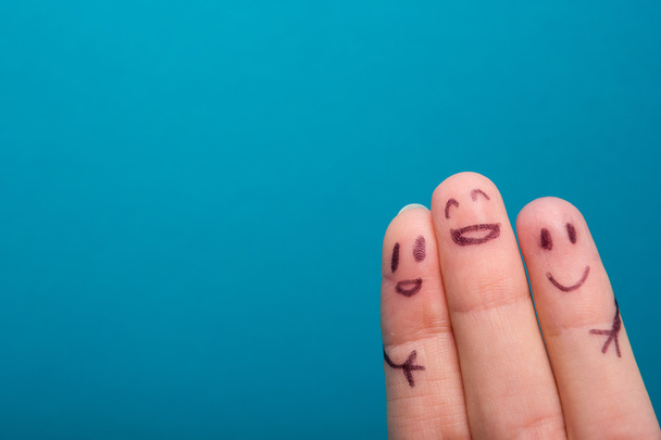 trzy uśmiechający się palce, które są bardzo szczęśliwy, aby zostać przyjaciółmi - Zdjęcie, obraz
