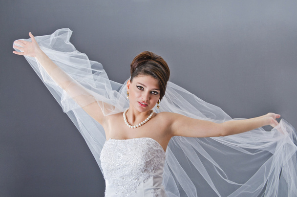Невеста в свадебном платье в студии съемки
 - Фото, изображение