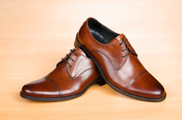 Zapatos marrones en mesa de madera
 - Foto, imagen