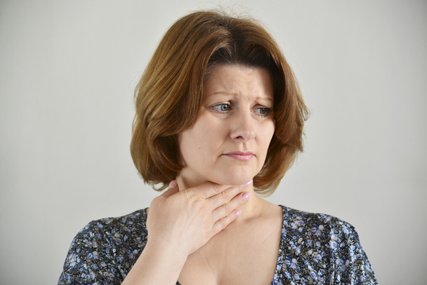 Доросла жінка з болем у горлі на світлому фоні
 - Фото, зображення