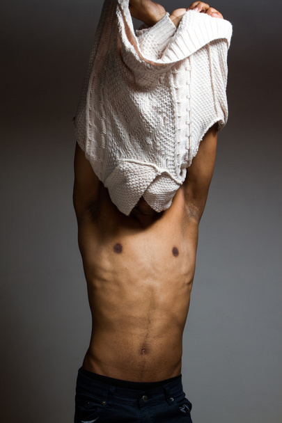 Latinské muž představují vnitřní šedá zeď - Fotografie, Obrázek