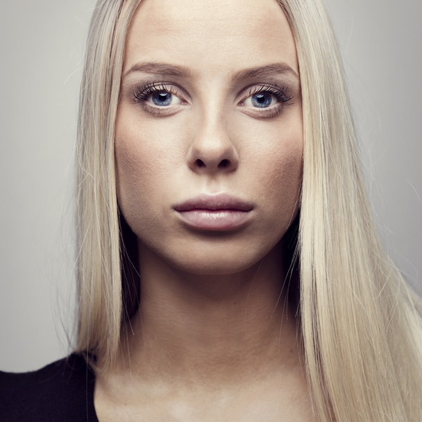 ブロンドの髪を持つ若い女性をクローズ アップ - 写真・画像