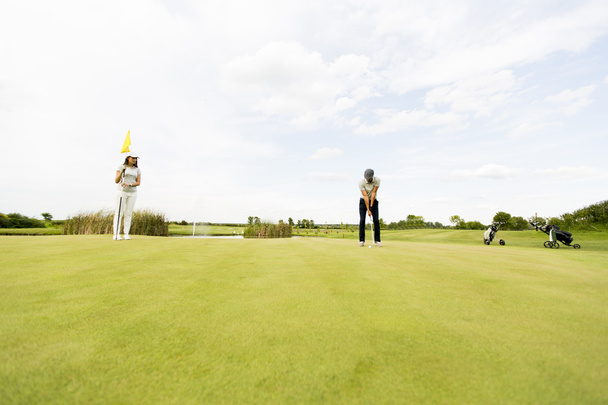 Giovane coppia al campo da golf
 - Foto, immagini