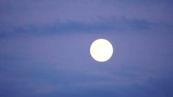 Księżyc z chmury o zmierzchu - Materiał filmowy, wideo