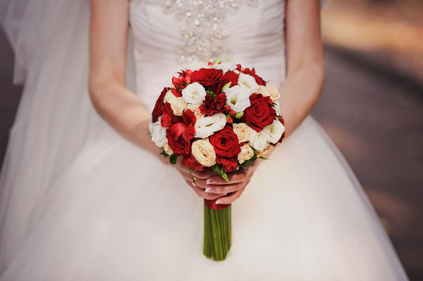 La mariée avec bouquet de mariage
 - Photo, image
