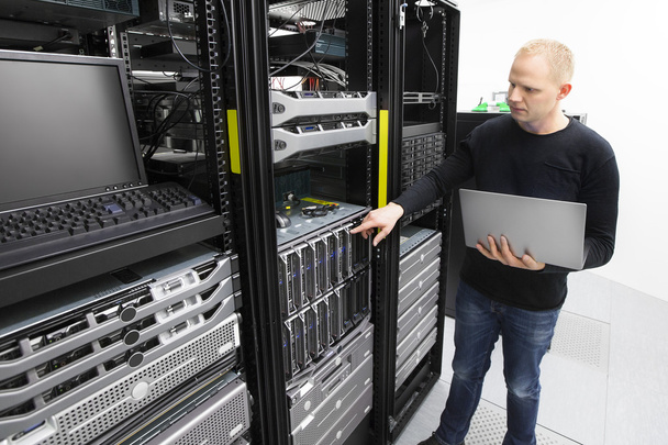 Consultor monitora servidores blade em datacenter
 - Foto, Imagem