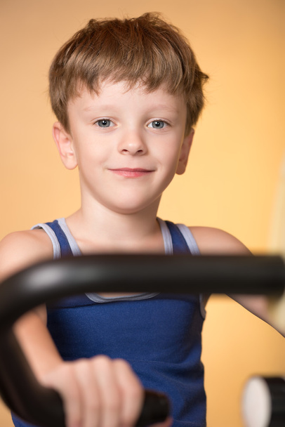 Çocuk üzerinde sabit bir bisiklet eğitimli. Sağlıklı yaşam tarzı. - Fotoğraf, Görsel
