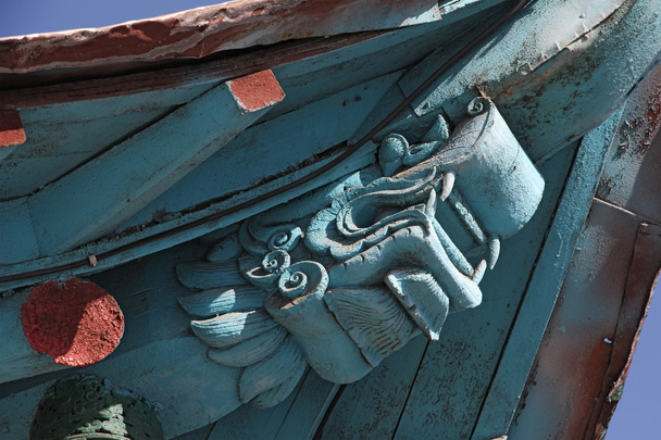 cabeça de dragão - detalhe da antiga mesquita Dungan de madeira em Karakol
 - Foto, Imagem