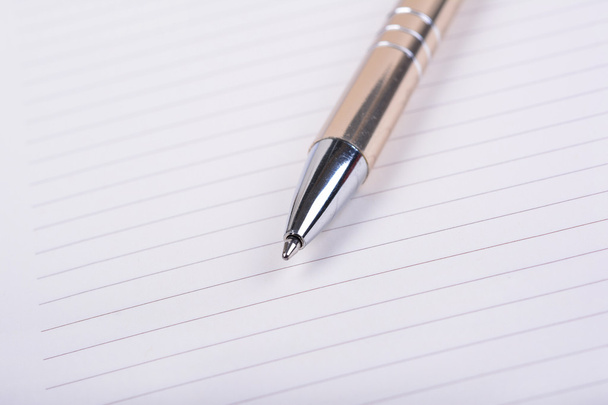 Bolígrafo en hoja de cuaderno en blanco
 - Foto, Imagen