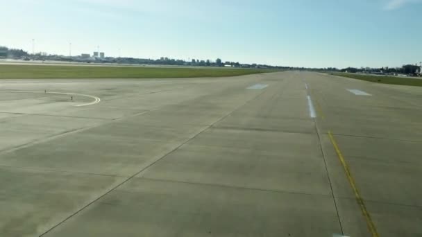 L'avion se déplace sur la piste de vol pour embarquer ou décoller.Caméra sur avion
 - Séquence, vidéo