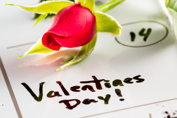 de dag van Valentijnskaarten gemarkeerd op een kalender  - Foto, afbeelding
