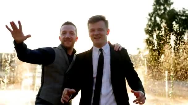 άνδρες των επιχειρήσεων χαρούμενος χορός - Πλάνα, βίντεο