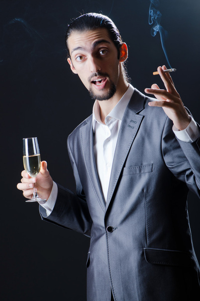 Hombre degustación de vino en vaso
 - Foto, Imagen