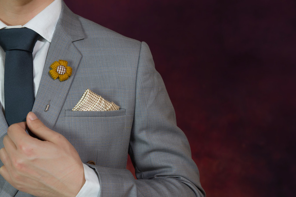 kostkované textury šedý oblek, kravata, brož, kapesník - Fotografie, Obrázek
