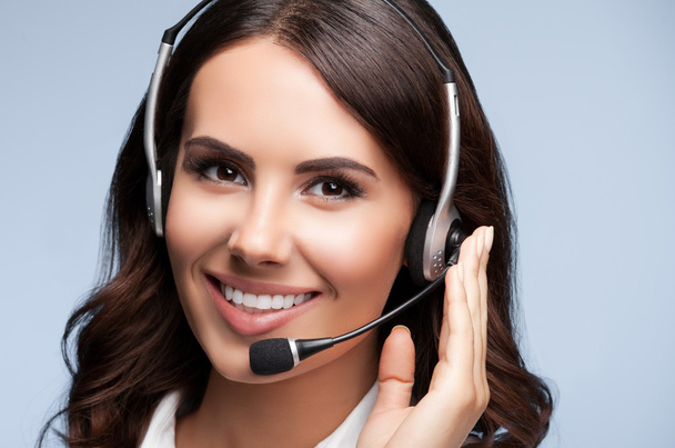 Portret van tevreden lachende klant ondersteuning vrouwelijke telefoon operator - Foto, afbeelding