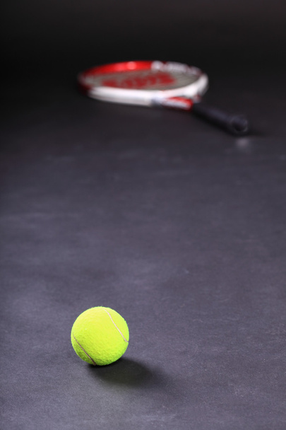 Tennis racket and balls on black background - Foto, Bild