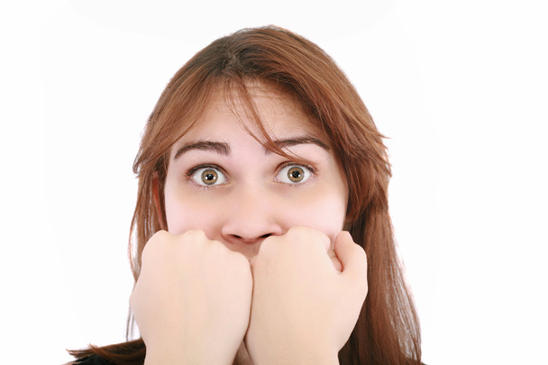 verängstigte Frau schreit mit den Händen auf dem Mund isoliert auf weiß - Foto, Bild