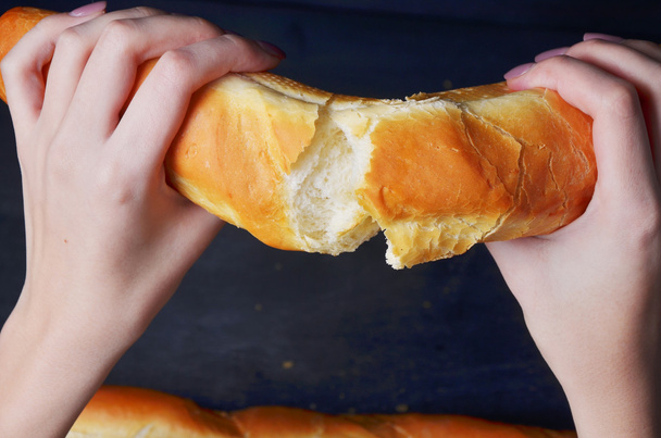 Beyaz bir arka plan üzerinde elinde ekmek baget - Fotoğraf, Görsel
