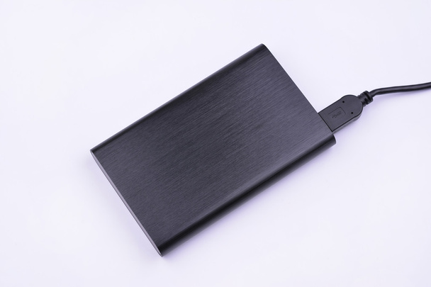 Disco duro externo negro sobre un fondo blanco
 - Foto, Imagen