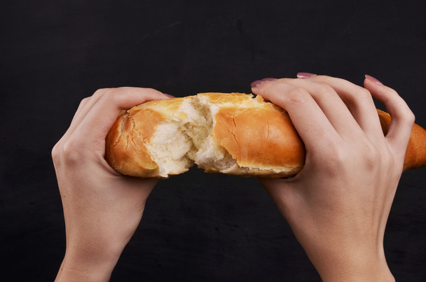 Beyaz bir arka plan üzerinde elinde ekmek baget - Fotoğraf, Görsel