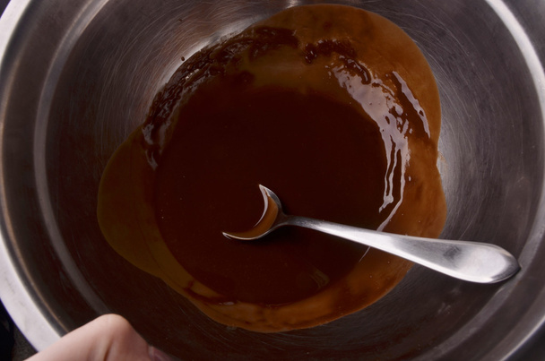 προετοιμασία ζεστή σοκολάτα σε μια κατσαρόλα σε ξύλινο τραπέζι παραβλέπουμε πυροβολισμό - Φωτογραφία, εικόνα