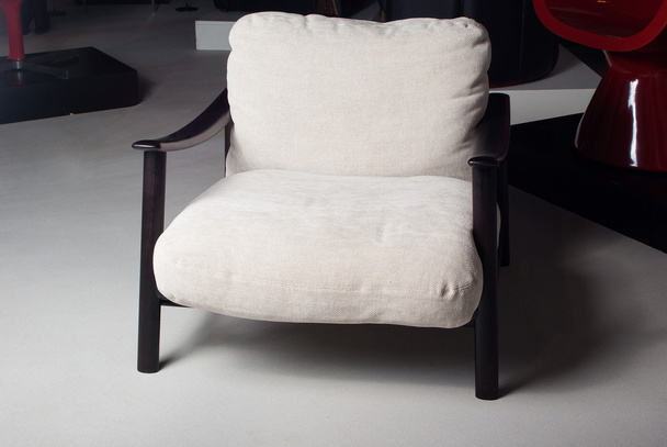 Poltrona branca macia confortável no interior
 - Foto, Imagem