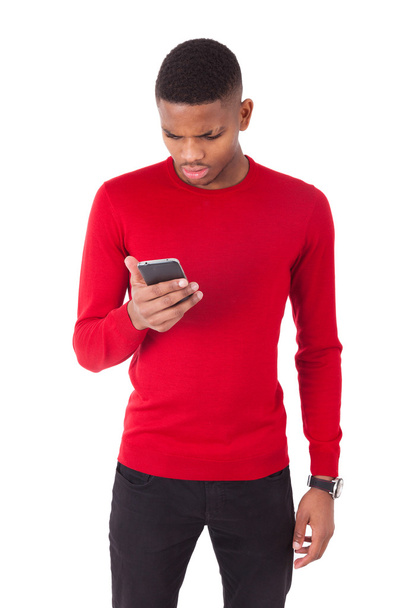 Afro-amerikai fiatalember küldött szöveges üzenet, a vele smartph - Fotó, kép