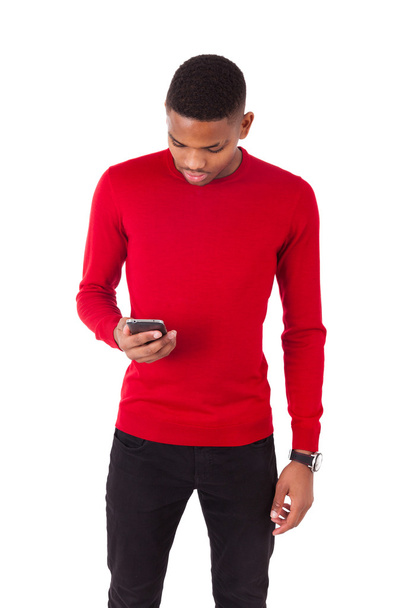 Africké americké mladý muž odeslání textové zprávy na její smartph - Fotografie, Obrázek