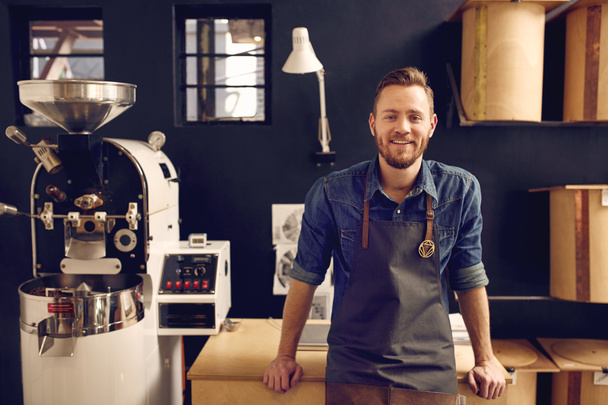 hombre que trabaja en el tostado de café
 - Foto, Imagen