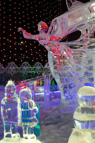 Ciudad de hielo con esculturas en la ciudad de Ekaterimburgo, 2016
 - Foto, imagen