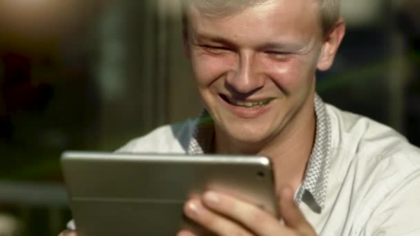 mies, jolla on online video chat
 - Materiaali, video