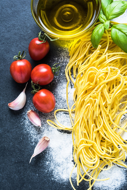 Italian spaghrtti with fresh tomato and herbs - Foto, Bild