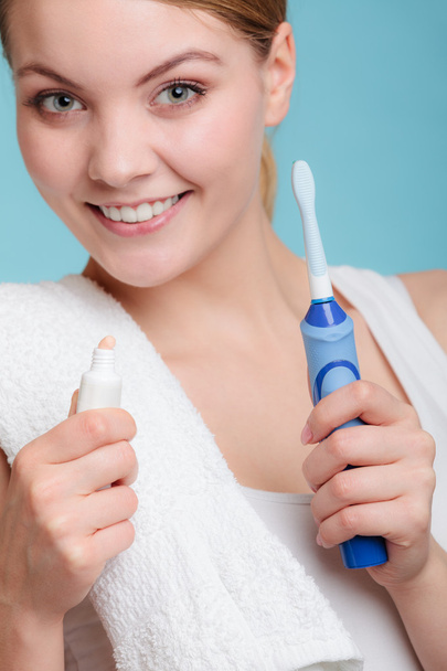 girl putting toothpaste - Zdjęcie, obraz