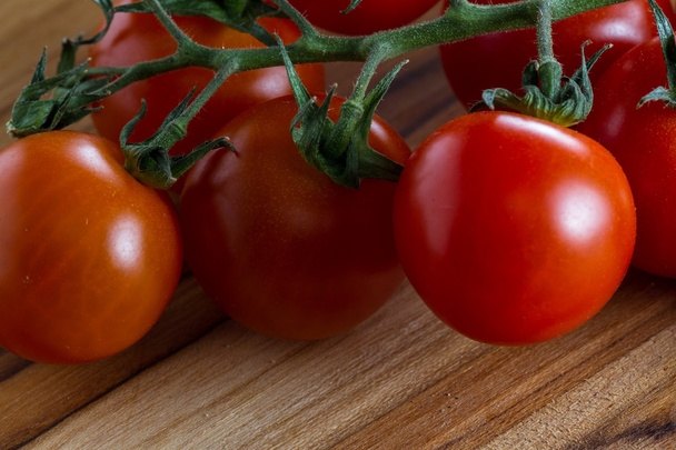 Viiniköynnöksen kypsät tomaatit
 - Valokuva, kuva