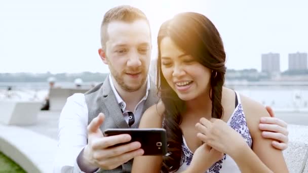 couple regardant le téléphone intelligent
 - Séquence, vidéo