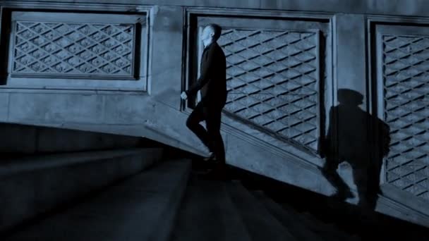 чоловік ходить один по сходах у парку
 - Кадри, відео
