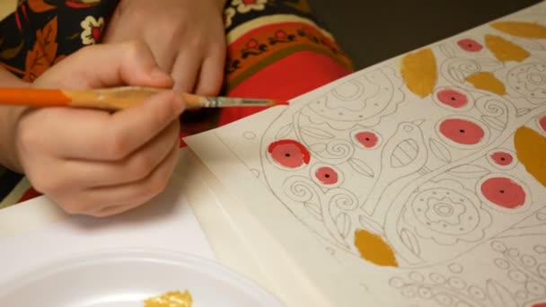 Child paints watercolor picture with paint brush - Imágenes, Vídeo