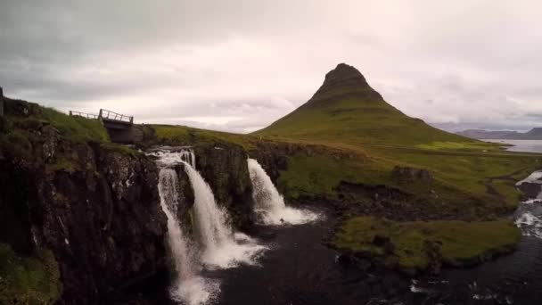 Kirkjufell と Kirkjufellsfoss の空撮 - 映像、動画