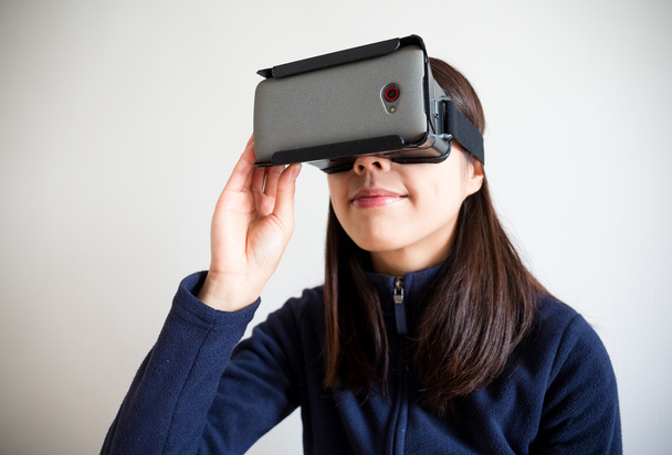 Mulher usando dispositivo de realidade virtual
 - Foto, Imagem