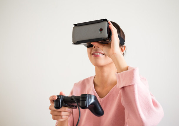 Mulher com dispositivo de realidade virtual
 - Foto, Imagem