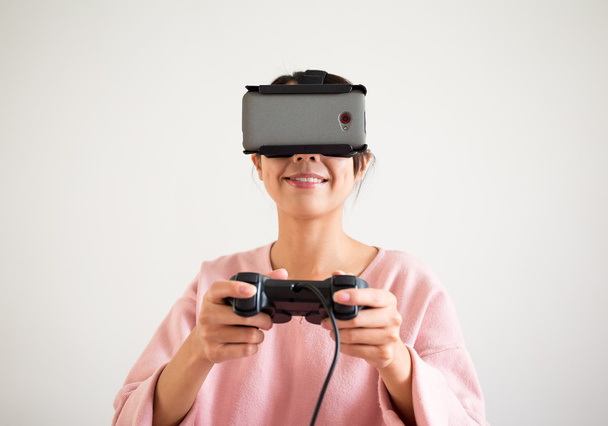 Žena s virtuální realita zařízení - Fotografie, Obrázek
