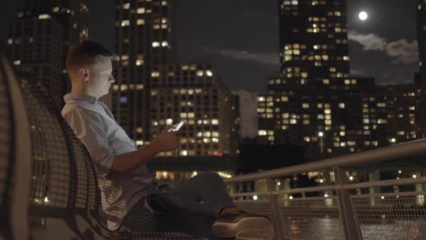 mężczyzna stosujący tabletkę - Materiał filmowy, wideo