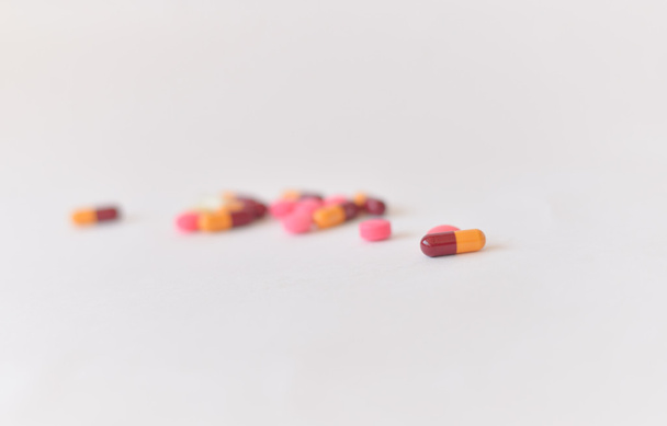 Muchas pastillas y tabletas aisladas sobre fondo blanco
 - Foto, imagen
